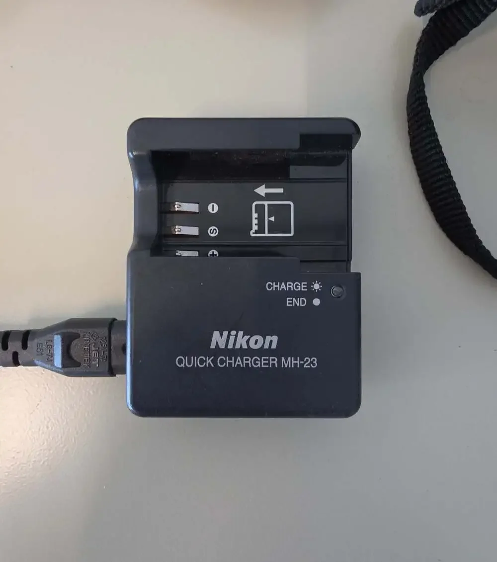 Nikon D40 6.1MP DSLR Camera with 18-55mm Lens and Battery Charger